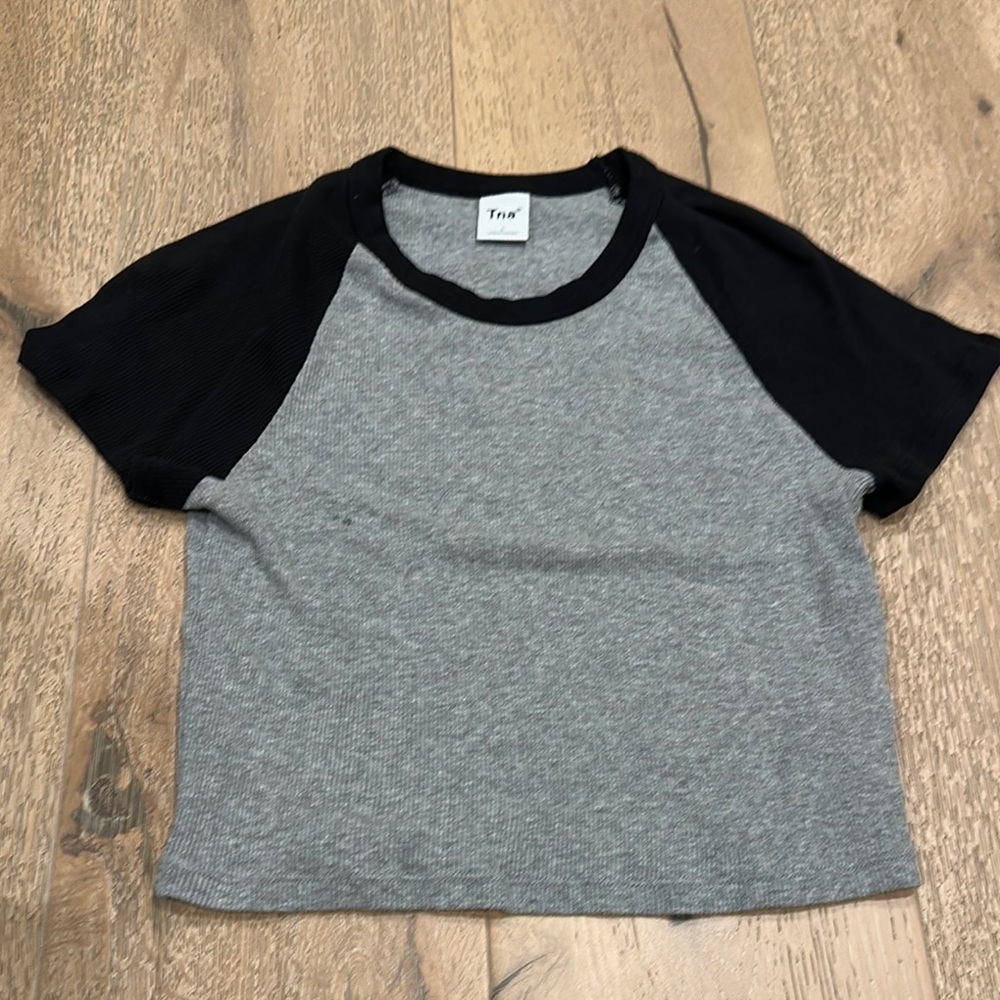 Aritzia Black and Gray Short Sleeve Tee